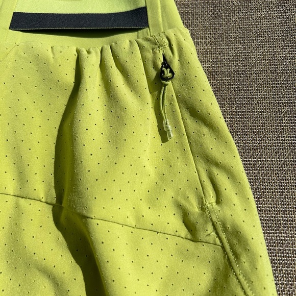 Lululemon Fast and Free short lined Wasabi. Mens size small - Picture 9 of 15